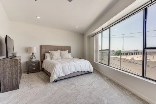Modern 4 Story Townhome -5 minutes walk to Deep Ellum & Fair Park! - อ่างจากุชชี่