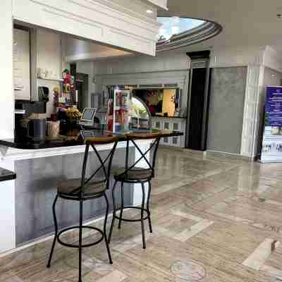 Renovated Oceanfront Condo at Ocean Manor:Private Beach,Tiki Bar,Fort Lauderdale Dining/Meeting Rooms