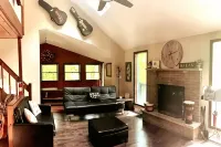 Poconos Top Rated Resort - Saw Creek Estates - 수영장