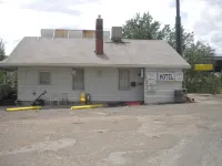 Riverside Motel - parking