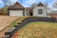 The Woodbriar, close to Hard Rock Casino, downtown Tulsa/BOK + patio w/fire pit - Wi-Fi