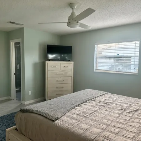 Charming 2-bedroom house with AC, WiFi on canal with Lake June access!