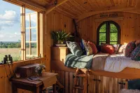 Romantic Luxury Shepherd’s Hut (Wagon) Near London & Windsor - Romantic