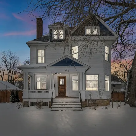 Spacious 5-bedroom house with parking and everything you need in charming Elyria