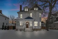 Spacious 5-bedroom house with parking and everything you need in charming Elyria - Wifi
