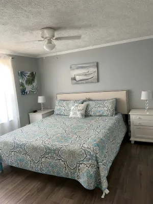 Mid lake, pet friendly 4 bedroom, 3 bath with protected swim area - Homestays