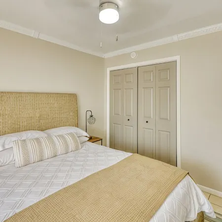 Charming condo close distance to Honeymoon Island!
