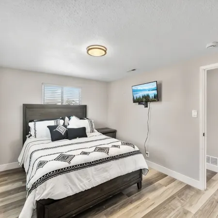 Remodeled  and Furnished Home/Near Stores/6 guests