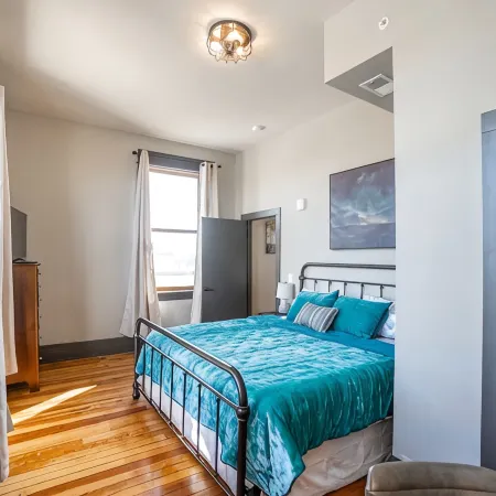 2 Bedroom 1 Bath- Urban Lofts Downtown Waterloo ウォータールーのホテル