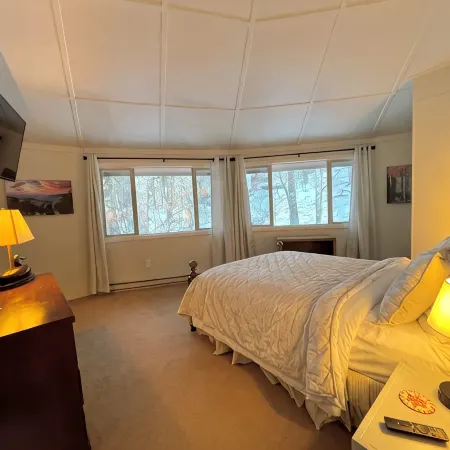 Spacious Round Home, Cozy, Ski In Ski Out for Winter, Prime Location Year Round