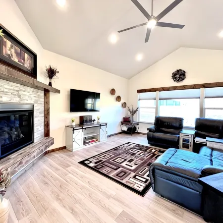 New home, close to skiing, hunting, rodeos, hiking. Fenced yard, pet friendly.