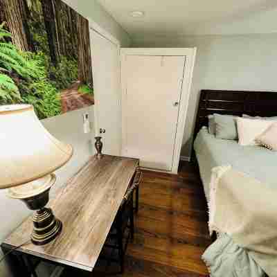 The Shamrock Creekside Cottage- ONE BLOCK FROM DOWNTOWN & on the CREEK! Rooms