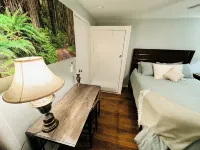 The Shamrock Creekside Cottage- ONE BLOCK FROM DOWNTOWN & on the CREEK! - Wifi