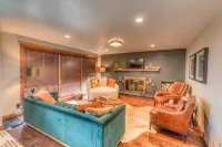 Leather&Spruce - Luxury Lake area fun funky home with amenities. Great for 2-18! - 4-Star