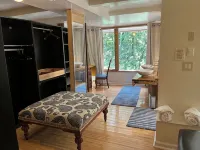 5-Bedroom 6000SF wood and glass retreat in Atlanta, surrounded by greenery. - Balkon