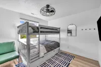 Zion Luxe Family Escape: HotTub, Games, Sleeps 14 - Wifi