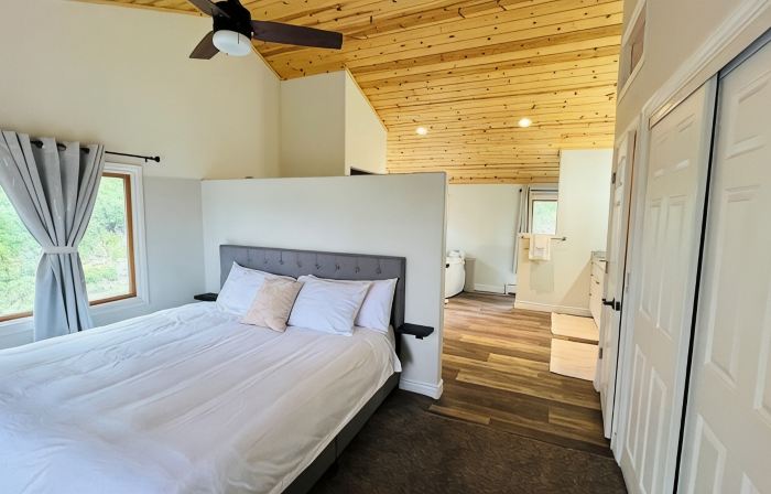 Private and peaceful 3 br cabin in the woods with new Hot Tub
