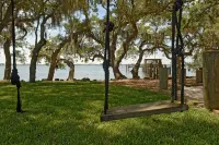 Magical Waterfront Home, Sunsets,Guest House, Beach, Dock, game room, Playground - 民泊
