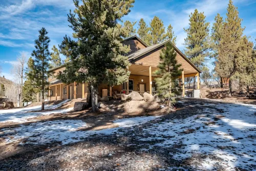 Cabin Lodge at Panguitch Lake Sleeps 18, wifi, good roads, year round access - シャレー