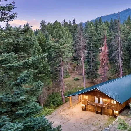 Cutthroat Cabin: Large cabin with creek, 5 min. to Terrace Lakes for golf