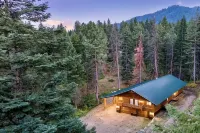 Cutthroat Cabin: Large cabin with creek, 5 min. to Terrace Lakes for golf - 4-Star