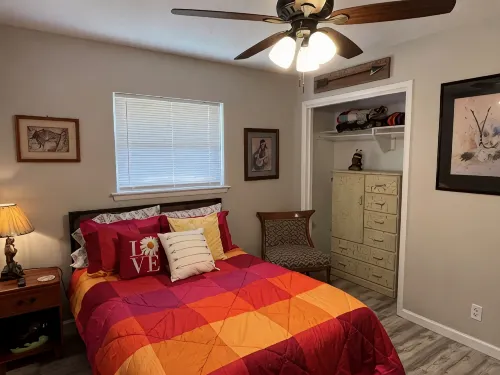 Fantastic 3/2 near OU, fully stocked, 4 TVs, W/D - Bungalows