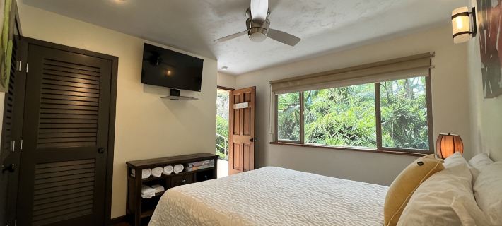 Jungle view bedroom with private entrance,outdoor private Bali style bathroom ヒロのホテル