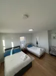 Relax with family or friends to this elegant apartment in the heart of Waltham - واي فاي