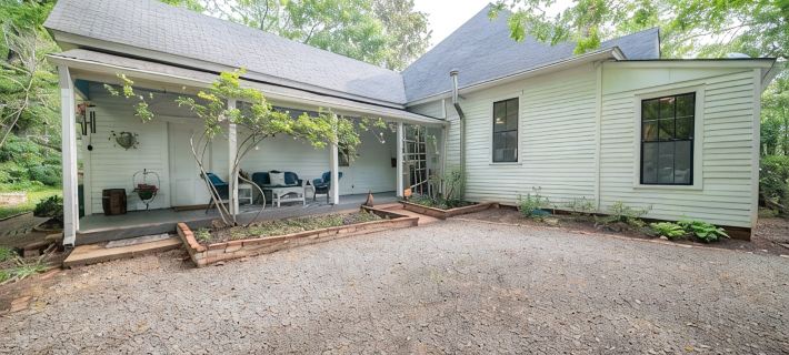 5 Miles to Callaway Gardens and walking distance to shops and restaurants. Hotels in Harris County
