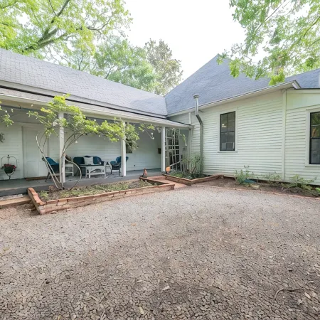 5 Miles to Callaway Gardens and walking distance to shops and restaurants.