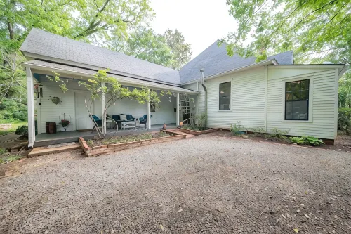 5 Miles to Callaway Gardens and walking distance to shops and restaurants. - Boutique
