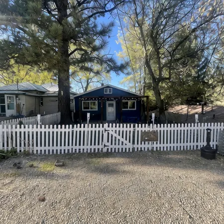 Moonlight Cottage is located on Main. Just a minutes walk to anywhere in Lava