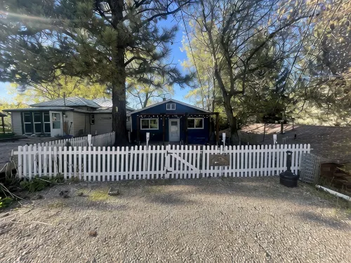 Moonlight Cottage is located on Main. Just a minutes walk to anywhere in Lava - 3-Star
