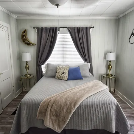 Charming 1920 Tudor-style house, great location!