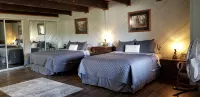Snow Springs Pool House w/ PRIVATE heated, hotsprings pool! 5 bedrooms,Sleeps 15 - Feriehus