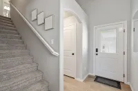 Top Notch Townhouse with Arcade - Homestays
