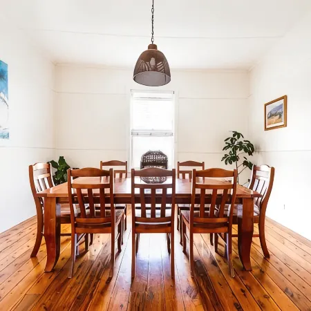 Tranquil 4 bedroom house with fireplace