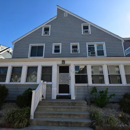 2BR Condo in Heart of Downtown -- Walk to Beach & Shopping