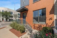 Downtown Skyline Views in Modern Townhome with Rooftop Patios - Bintang 4