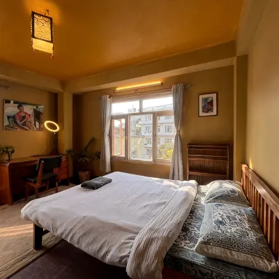 Sunny Side Up top-floor apartment โรงแรมใกล้อารยา ฆาต