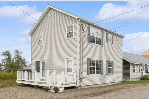 Steps to Beach Seaside Retreat. 3Br 2BA Home Where Comfort Meets Charm; - Bungalows