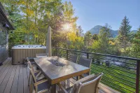 Dreamy home on river, mountain views, steps from town. - 4 estrellas