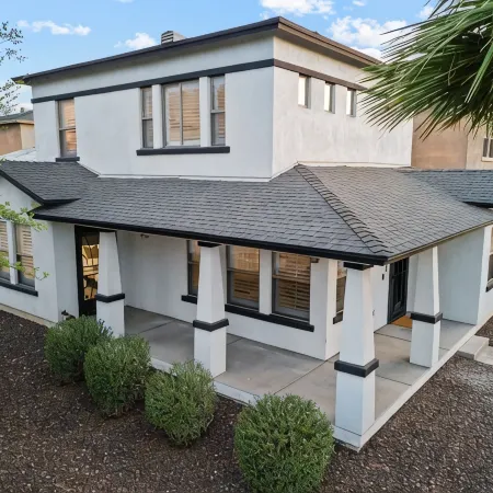 Stylish & Cozy Downtown Home ~ Yard ~ Parking + EV~ Near DTPHX attractions