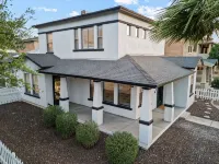 Stylish & Cozy Downtown Home ~ Yard ~ Parking + EV~ Near DTPHX attractions - บังกะโล