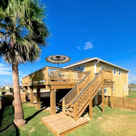 Boho Beach Bungalow with new deck walking distance from the Gulf