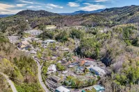 10 Mins to Dollywood, Stunning Views, Open Space & HotTub, Pet - Chalets