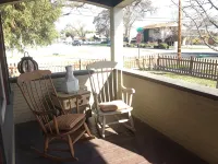 UNWIND ON VINE- A Beautiful Place to Stay and Short Walk to Downtown - Bungalows