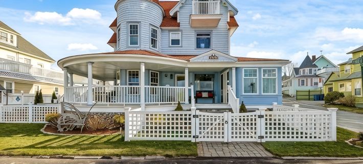 Belle of the Beach: 30 ft to Gorgeous Private Beachfront Home Sleeps up to 13 Hotels in Wareham