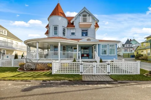 Belle of the Beach: 30 ft to Gorgeous Private Beachfront Home Sleeps up to 13 - Boutique