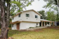 Sleeps 10•Modern Ocala Retreat•Near Springs•Family Friendly•Downtown•The Getaway - 4-Star